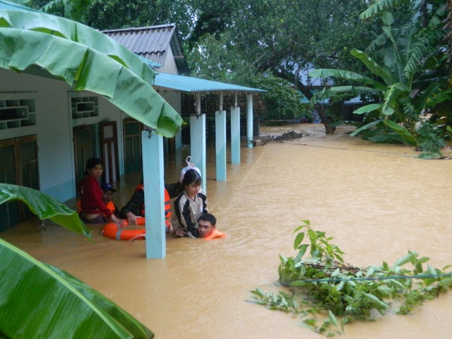 Quang Tri: Flooded near the roof of the house, students of all levels were still absent from school - 1