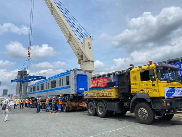 Cận cảnh đoàn tàu metro số 1 vừa cập cảng ở Sài Gòn - 4