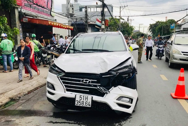 Ô tô đại náo kinh hoàng trên phố, 2 người bị tông tử vong - 1 Ô tô đại náo kinh hoàng trên phố, 2 người bị tông tử vong - 1