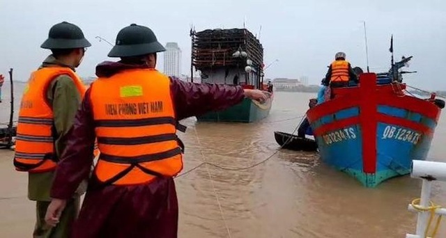 Kịp thời cứu hộ tàu cá đứt neo trôi ra biển trong mưa lũ - 1 Kịp thời cứu hộ tàu cá đứt neo trôi ra biển trong mưa lũ - 1