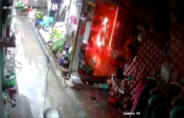 Kinh hoàng phát hiện người đàn ông bị lửa bao trùm toàn thân - 1 Kinh hoàng phát hiện người đàn ông bị lửa bao trùm toàn thân - 1