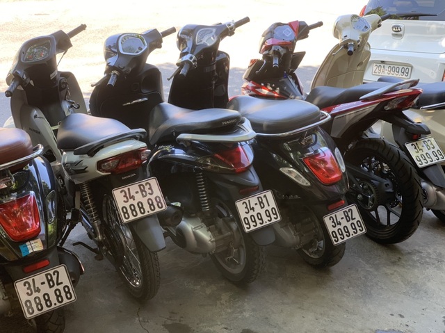 Ăn chơi nhất Việt Nam: Gom mua cả dàn xe máy mang biển ngũ quý từ 1 - 9 - 4 Ăn chơi nhất Việt Nam: Gom mua cả dàn xe máy mang biển ngũ quý từ 1 - 9 - 4