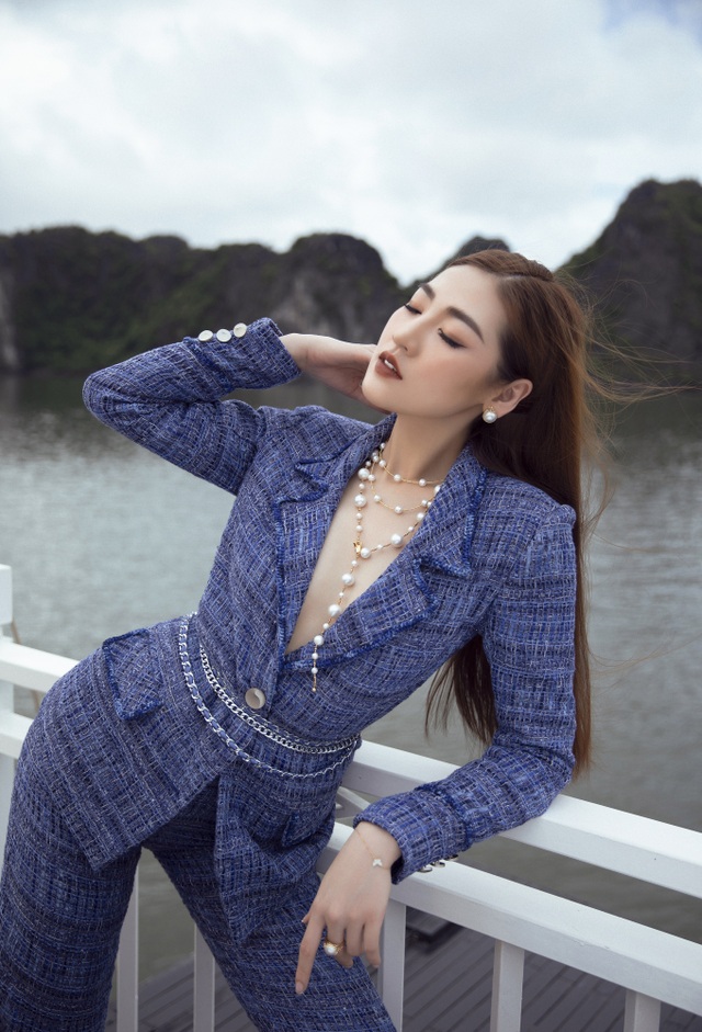 Á hậu Tú Anh quyến rũ như gái 20 với váy xẻ cao ngút ngàn - 9 Á hậu Tú Anh quyến rũ như gái 20 với váy xẻ cao ngút ngàn - 9