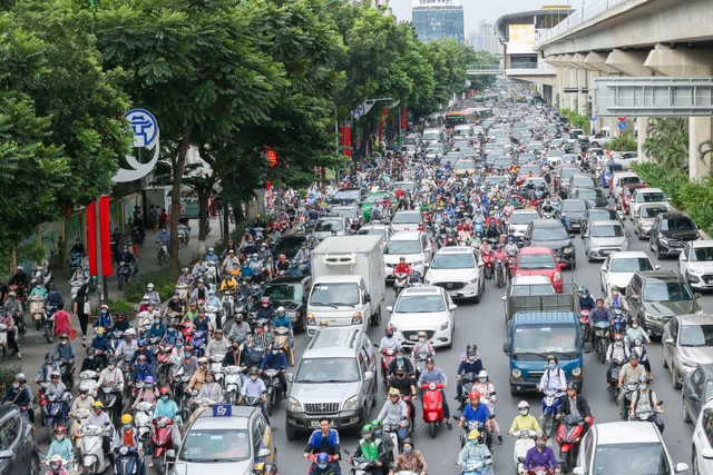 Hà Nội đón đợt gió lạnh đầu mùa, người dân mặc áo ấm ra đường - 1