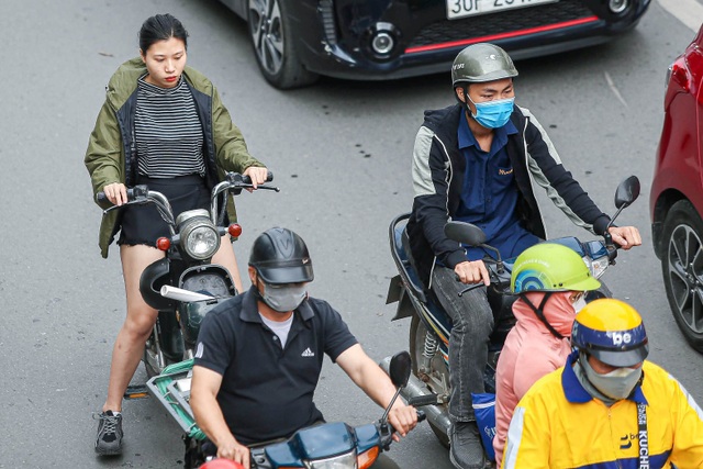 Hà Nội đón đợt gió lạnh đầu mùa, người dân mặc áo ấm ra đường - 10