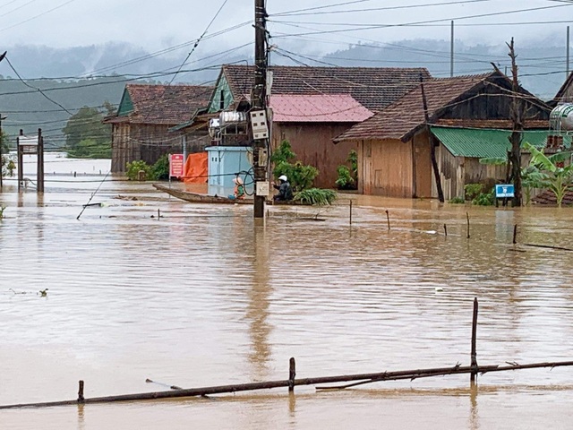 Cận cảnh nước lũ dâng cao ngang ngực ở nhiều tỉnh miền Trung - 24
