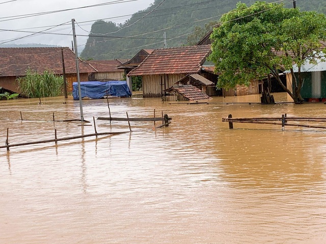 Cận cảnh nước lũ dâng cao ngang ngực ở nhiều tỉnh miền Trung - 23