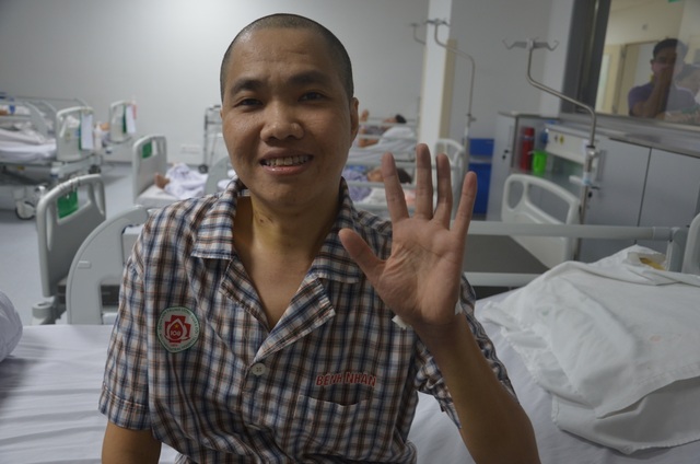 Người đàn ông lưng gãy gập hồi hộp giây phút đứng thẳng người - 5 Người đàn ông lưng gãy gập hồi hộp giây phút đứng thẳng người - 5