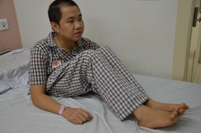 Người đàn ông lưng gãy gập hồi hộp giây phút đứng thẳng người - 4 Người đàn ông lưng gãy gập hồi hộp giây phút đứng thẳng người - 4