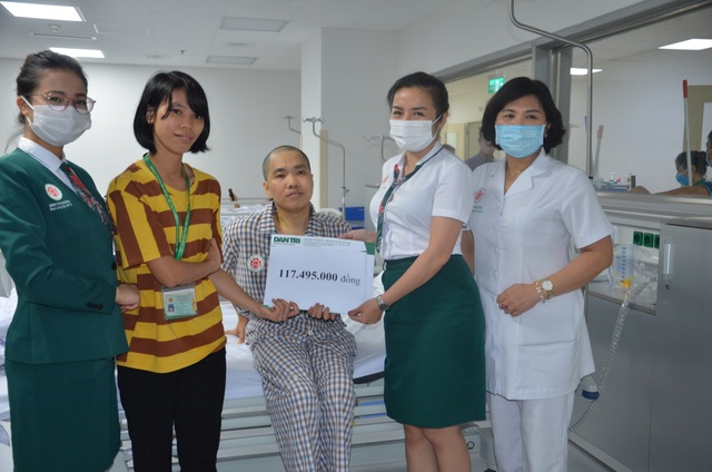 Người đàn ông lưng gãy gập hồi hộp giây phút đứng thẳng người - 1 Người đàn ông lưng gãy gập hồi hộp giây phút đứng thẳng người - 1
