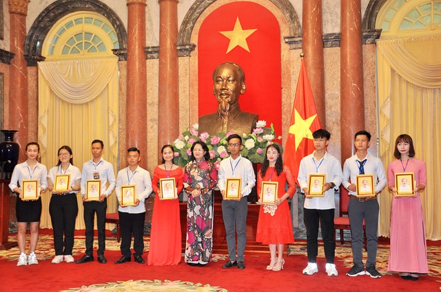 Phó Chủ tịch nước gặp các HS, SV tiêu biểu của ngành giáo dục nghề nghiệp - 4 Phó Chủ tịch nước gặp các HS, SV tiêu biểu của ngành giáo dục nghề nghiệp - 4