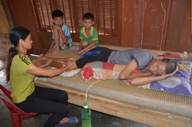 Người cha ngã xuống vực nằm liệt, 2 con thơ phải nghỉ học vì gia cảnh nghèo - 3 Người cha ngã xuống vực nằm liệt, 2 con thơ phải nghỉ học vì gia cảnh nghèo - 3