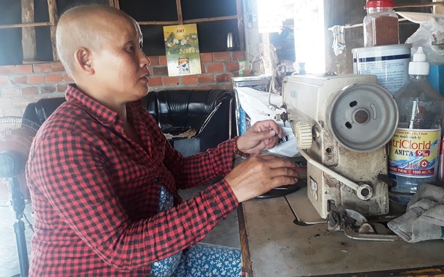 Hoàn cảnh nhói lòng của người phụ nữ nghèo trong căn nhà tạm - 2 Hoàn cảnh nhói lòng của người phụ nữ nghèo trong căn nhà tạm - 2
