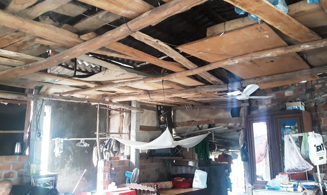 Hoàn cảnh nhói lòng của người phụ nữ nghèo trong căn nhà tạm - 4 Hoàn cảnh nhói lòng của người phụ nữ nghèo trong căn nhà tạm - 4