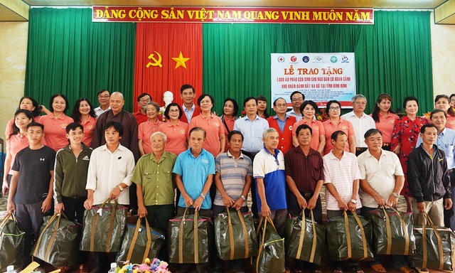 Tặng 1.000 áo phao cứu sinh đa năng cho ngư dân nghèo tỉnh Bình Định - 3 Tặng 1.000 áo phao cứu sinh đa năng cho ngư dân nghèo tỉnh Bình Định - 3