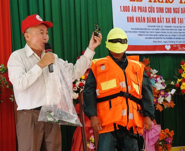Tặng 1.000 áo phao cứu sinh đa năng cho ngư dân nghèo tỉnh Bình Định - 2 Tặng 1.000 áo phao cứu sinh đa năng cho ngư dân nghèo tỉnh Bình Định - 2