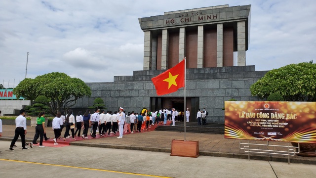 130 HS, SV tiêu biểu ngành giáo dục nghề nghiệp dự Lễ báo công dâng Bác - 7 130 HS, SV tiêu biểu ngành giáo dục nghề nghiệp dự Lễ báo công dâng Bác - 7
