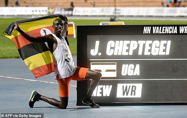 Joshua Cheptegei phá kỷ lục thế giới trên đường chạy 10.000m - 2