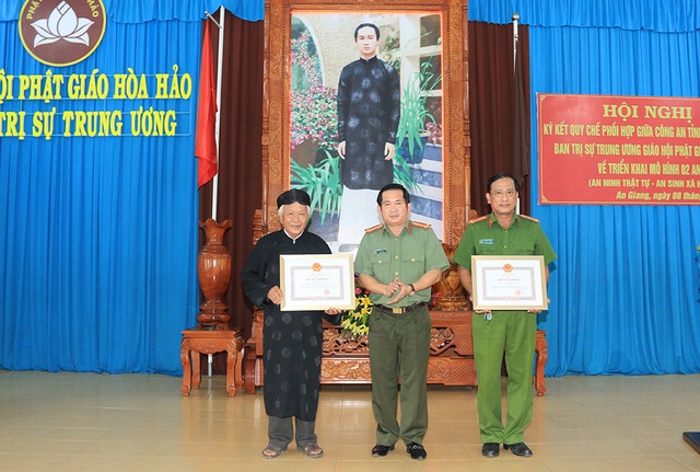 Công an An Giang cùng Giáo hội Phật giáo Hòa hảo ký kết “2 An” - 2 Công an An Giang cùng Giáo hội Phật giáo Hòa hảo ký kết “2 An” - 2