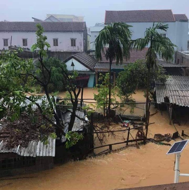 “Rốn” lũ Phong Điền nước dâng nhanh, ngập đến nửa nhà dân - 27