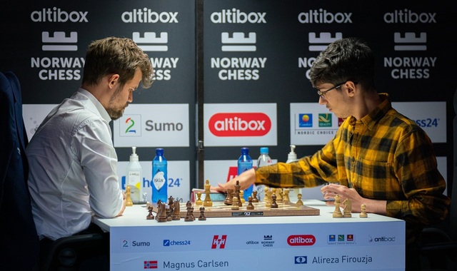 Thần đồng 17 tuổi bực tức, đập cờ khi thua “ông vua” Magnus Carlsen - 1 Thần đồng 17 tuổi bực tức, đập cờ khi thua “ông vua” Magnus Carlsen - 1