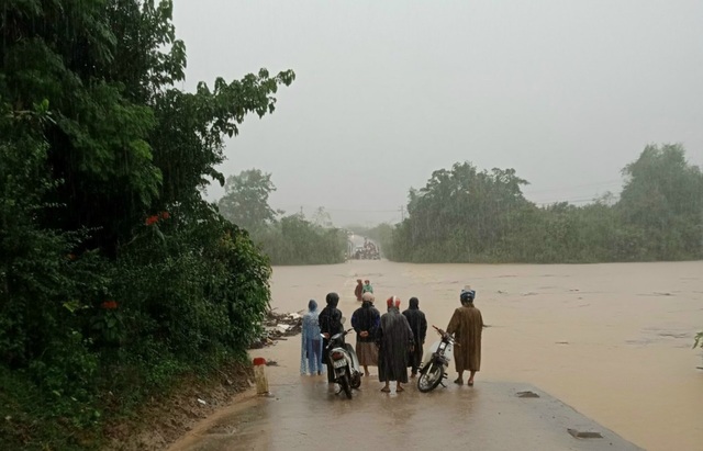 Across the stream during the floods, a woman was washed away - 1