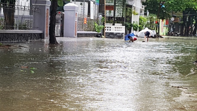 Nước sông Hương gần tràn bờ, TP Huế ngập mênh mông - 5 Nước sông Hương gần tràn bờ, TP Huế ngập mênh mông - 5