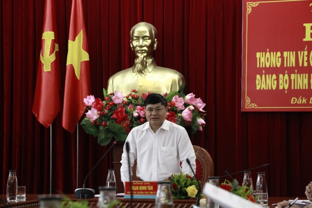 Hạn chế tối đa việc tặng lẵng hoa tại Đại hội Đảng bộ Đắk Lắk - 1 Hạn chế tối đa việc tặng lẵng hoa tại Đại hội Đảng bộ Đắk Lắk - 1
