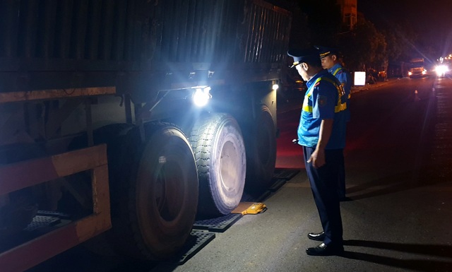 Hà Nội: Tài xế xe quá tải cố thủ trong xe gọi “cứu viện” - 2 Hà Nội: Tài xế xe quá tải cố thủ trong xe gọi “cứu viện” - 2