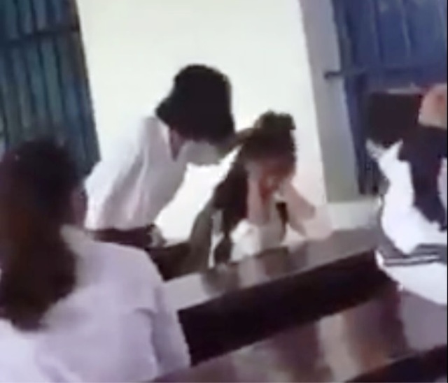 Nam Định: Nữ sinh bị bạn học túm tóc, tát vào mặt ngay tại lớp - 1 Nam Định: Nữ sinh bị bạn học túm tóc, tát vào mặt ngay tại lớp - 1