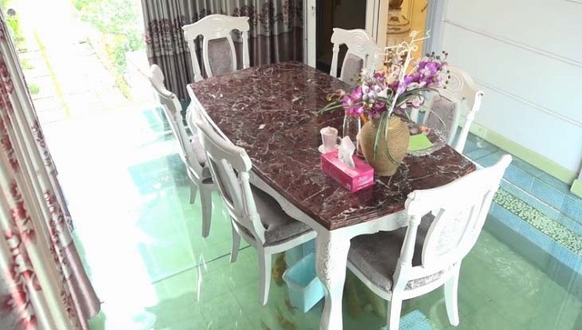 Độc đáo biệt thự hoàng gia có hồ cá ở phòng ăn của Hồ Quỳnh Hương - 6 Độc đáo biệt thự hoàng gia có hồ cá ở phòng ăn của Hồ Quỳnh Hương - 6