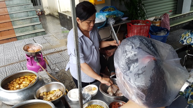 Người dân trú trên gác mái, cho lợn lên giường tránh lũ - 28 Người dân trú trên gác mái, cho lợn lên giường tránh lũ - 28