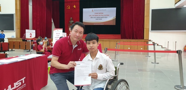 Nam sinh được bạn cõng đi học nhận được hỗ trợ tối đa tại ĐH Bách khoa - 1