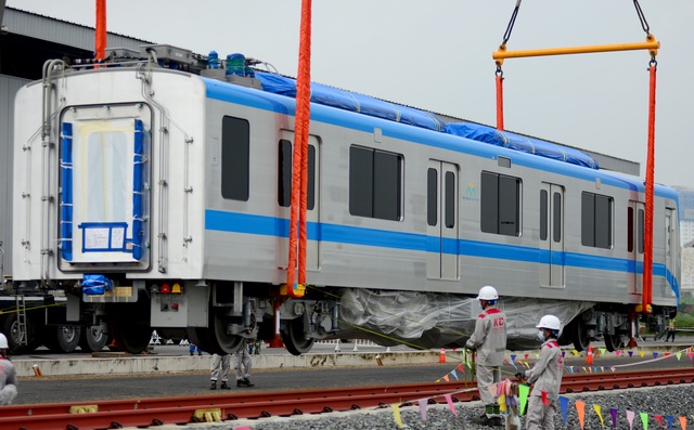 Lắp đặt toa tàu metro số 1 copy.jpg Lắp đặt toa tàu metro số 1 copy.jpg