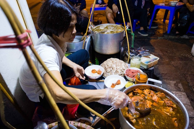 Quán phở kỳ lạ ở Hà Nội: Chỉ mở lúc 3 giờ sáng, khách xếp hàng như bao cấp - 12 Quán phở kỳ lạ ở Hà Nội: Chỉ mở lúc 3 giờ sáng, khách xếp hàng như bao cấp - 12