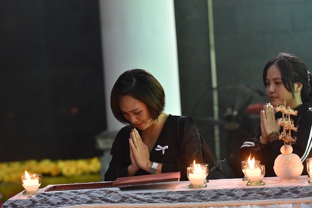 Bố NSƯT Tuấn Phương khóc nghẹn trong tang lễ con trai - 6 Bố NSƯT Tuấn Phương khóc nghẹn trong tang lễ con trai - 6