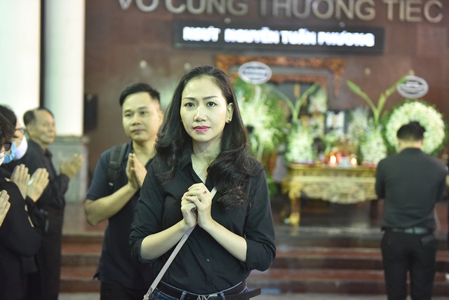 Bố NSƯT Tuấn Phương khóc nghẹn trong tang lễ con trai - 13 Bố NSƯT Tuấn Phương khóc nghẹn trong tang lễ con trai - 13