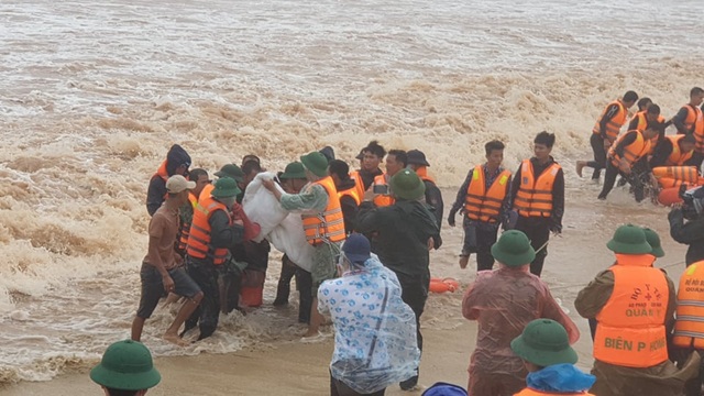 Crew members who escaped death counted 3 days holding the ship's hood, fighting fierce waves - 4