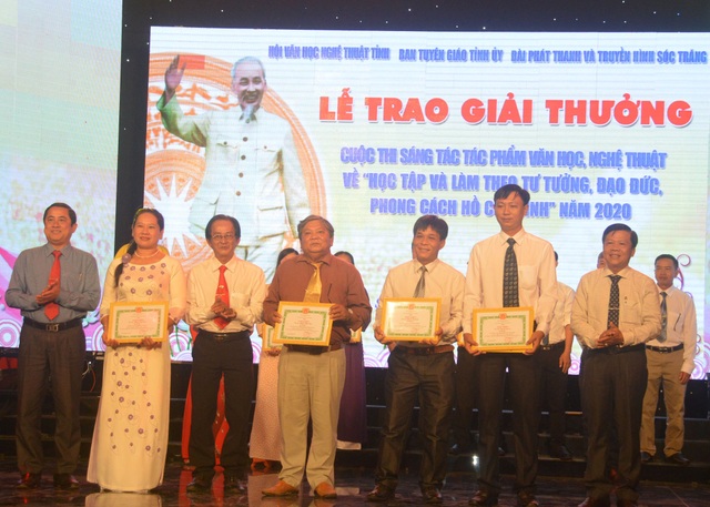 Thầy giáo miệt vườn dạy Văn theo phương châm “học mà chơi, chơi mà học” - 2 Thầy giáo miệt vườn dạy Văn theo phương châm “học mà chơi, chơi mà học” - 2