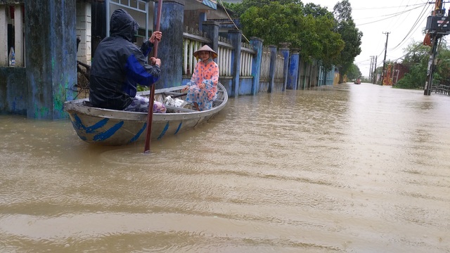 Đà Nẵng: Nhiều nơi vẫn ngập nặng, đã di dời hơn 2.500 người dân - 1 Đà Nẵng: Nhiều nơi vẫn ngập nặng, đã di dời hơn 2.500 người dân - 1
