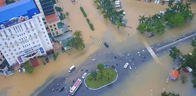 Nước lũ tấn công, ghe di chuyển trên phố, TP Huế “thất thủ”! - 1 Nước lũ tấn công, ghe di chuyển trên phố, TP Huế “thất thủ”! - 1