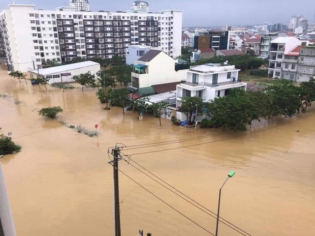 Nước lũ tấn công, ghe di chuyển trên phố, TP Huế “thất thủ”! - 6 Nước lũ tấn công, ghe di chuyển trên phố, TP Huế “thất thủ”! - 6
