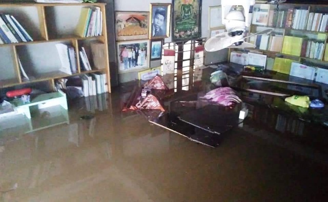 Nước lũ tấn công, ghe di chuyển trên phố, TP Huế “thất thủ”! - 10 Nước lũ tấn công, ghe di chuyển trên phố, TP Huế “thất thủ”! - 10