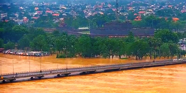 Nước lũ tấn công, ghe di chuyển trên phố, TP Huế “thất thủ”! - 18 Nước lũ tấn công, ghe di chuyển trên phố, TP Huế “thất thủ”! - 18