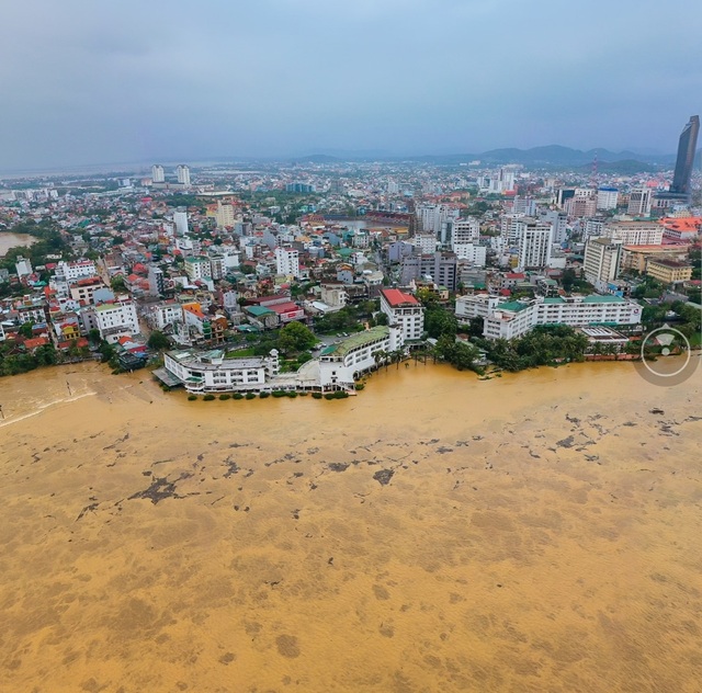 Nước lũ tấn công, ghe di chuyển trên phố, TP Huế “thất thủ”! - 17 Nước lũ tấn công, ghe di chuyển trên phố, TP Huế “thất thủ”! - 17