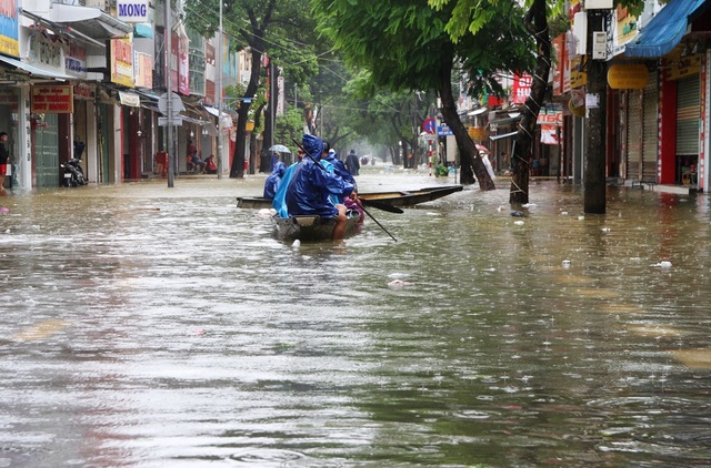 Nước lũ tấn công, ghe di chuyển trên phố, TP Huế “thất thủ”! - 2 Nước lũ tấn công, ghe di chuyển trên phố, TP Huế “thất thủ”! - 2