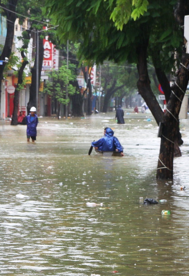 Nước lũ tấn công, ghe di chuyển trên phố, TP Huế “thất thủ”! - 3 Nước lũ tấn công, ghe di chuyển trên phố, TP Huế “thất thủ”! - 3