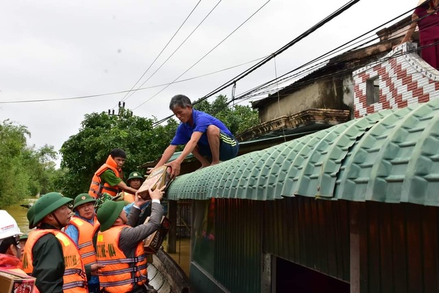 Nước lũ tấn công, ghe di chuyển trên phố, TP Huế “thất thủ”! - 9 Nước lũ tấn công, ghe di chuyển trên phố, TP Huế “thất thủ”! - 9