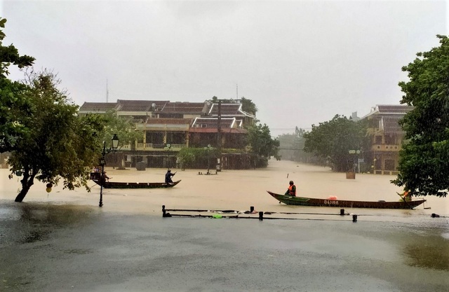 Mưa trắng trời, người dân vất vả mưu sinh trong lũ lớn - 1 Mưa trắng trời, người dân vất vả mưu sinh trong lũ lớn - 1