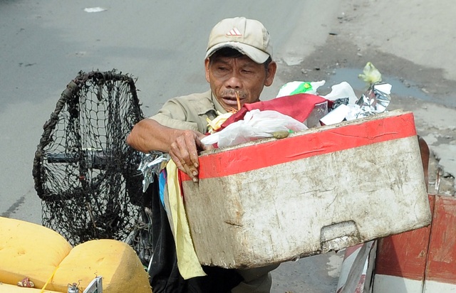 Người thương binh mỗi ngày vớt hàng trăm kg rác giải cứu dòng kênh - 4